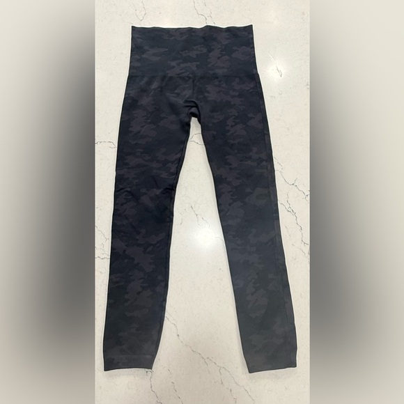 SPANX Pants - Spanx Black Gray Camo Compression Leggings Size 1X 1TG High Rise